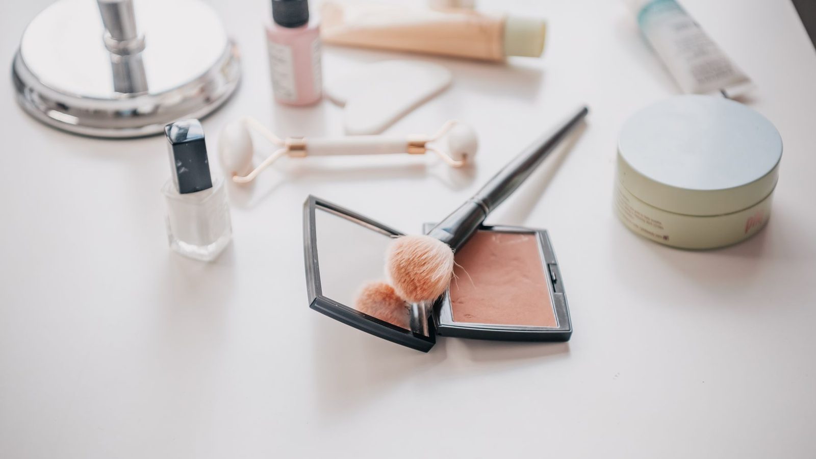 Bronzer v kompaktnom balení so štetcom a kozmetikou – opálený vzhľad