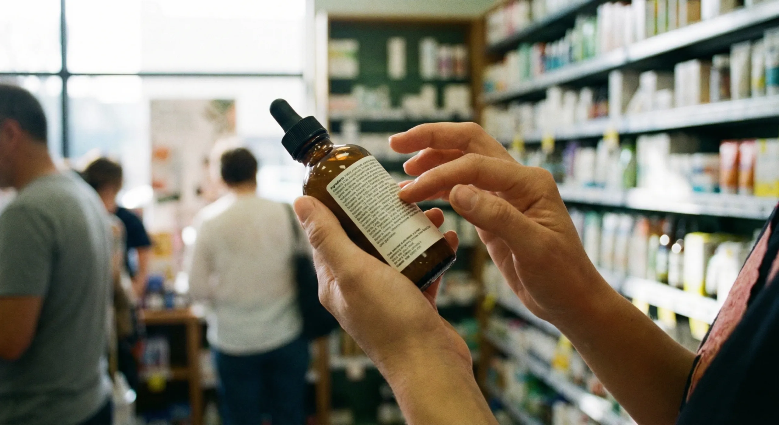 Čítanie zloženia kozmetického produktu v obchode