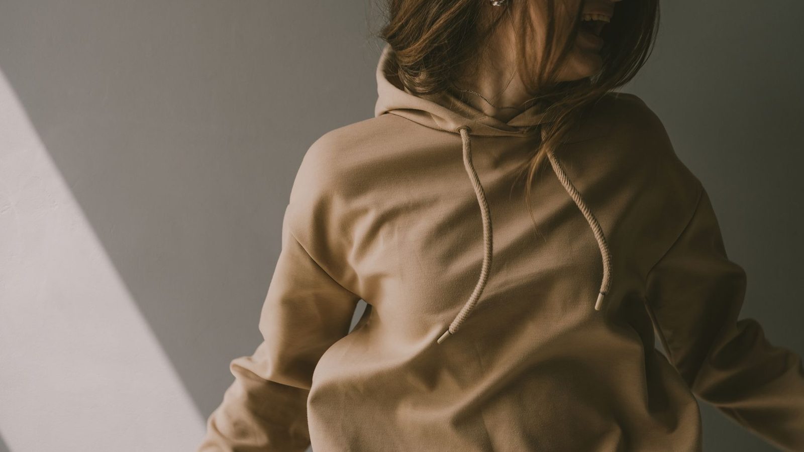 Žena v béžovej mikine s kapucňou – pohodlný dámsky outfit