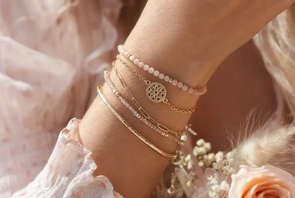 Detail elegantných náramkov na zápästí