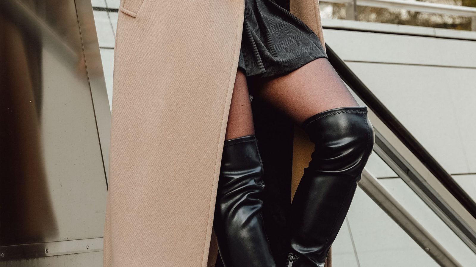 Žena v béžovom vlnenom dámskom kabáte a čižmách – jesenný street style