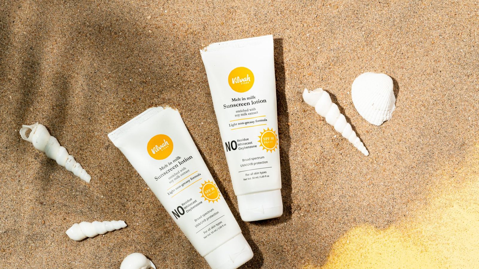 Opaľovacie krémy s SPF na piesku s mušľami – ochrana pleti v lete