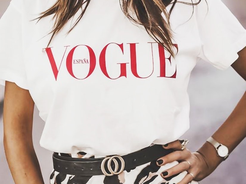 Štýlové tričko s nápisom VOGUE: ako ho nosiť (2026)