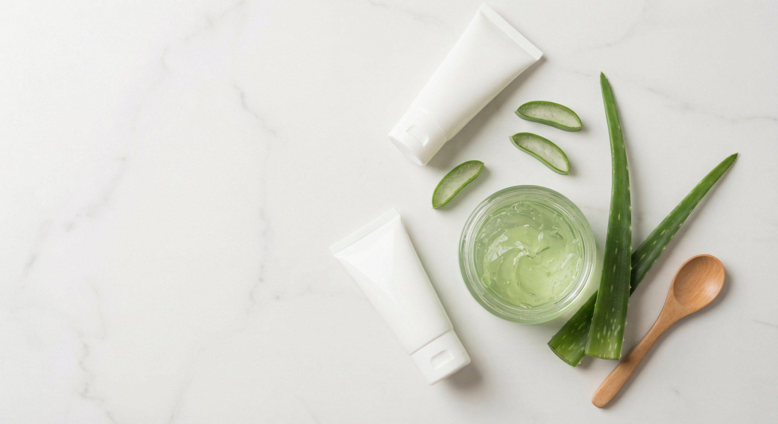 Najlepší aloe vera gél a krém na tvár a telo v roku 2026 1 Najlepší aloe vera gél a krém na tvár – kozmetické produkty s aloe vera na mramorovom povrchu